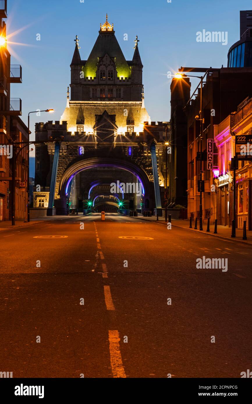 Empty road night hi-res stock photography and images - Alamy