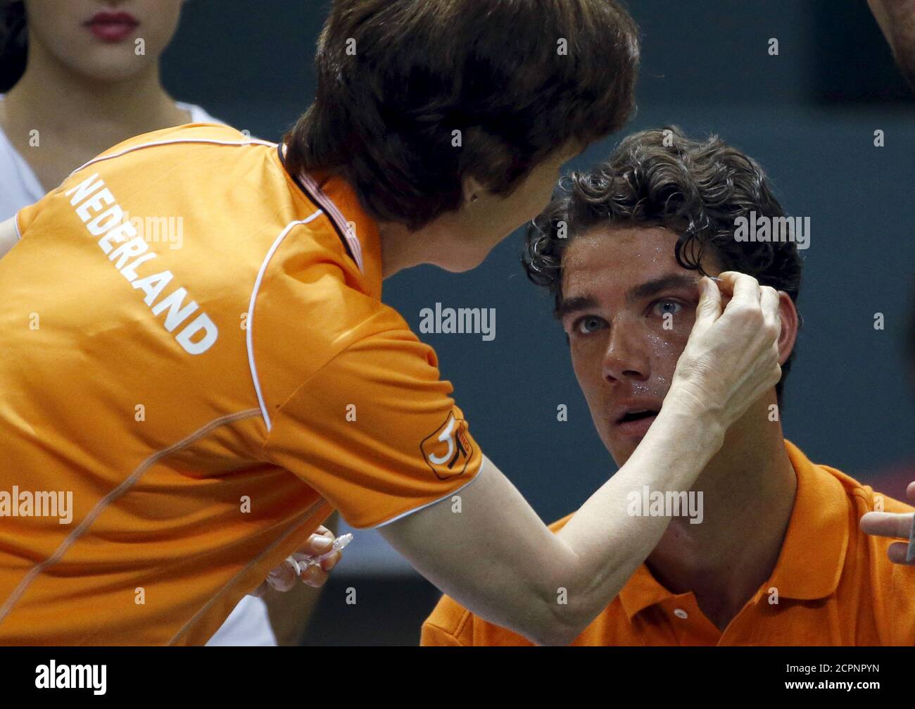 Jesse Huta Galung of the Netherlands receives treatment for his eye during  his Davis Cup World Group play-off tennis match against Switzerland's Roger  Federer at the Palexpo Arena in Geneva September 18,