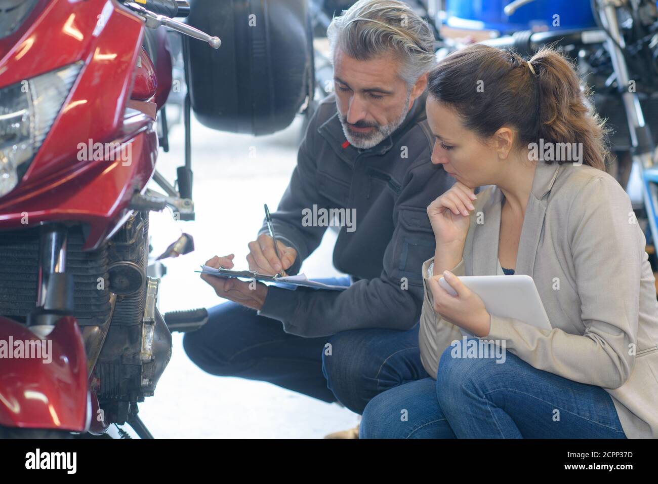 mechanic giving diagnostic details to client Stock Photo Alamy