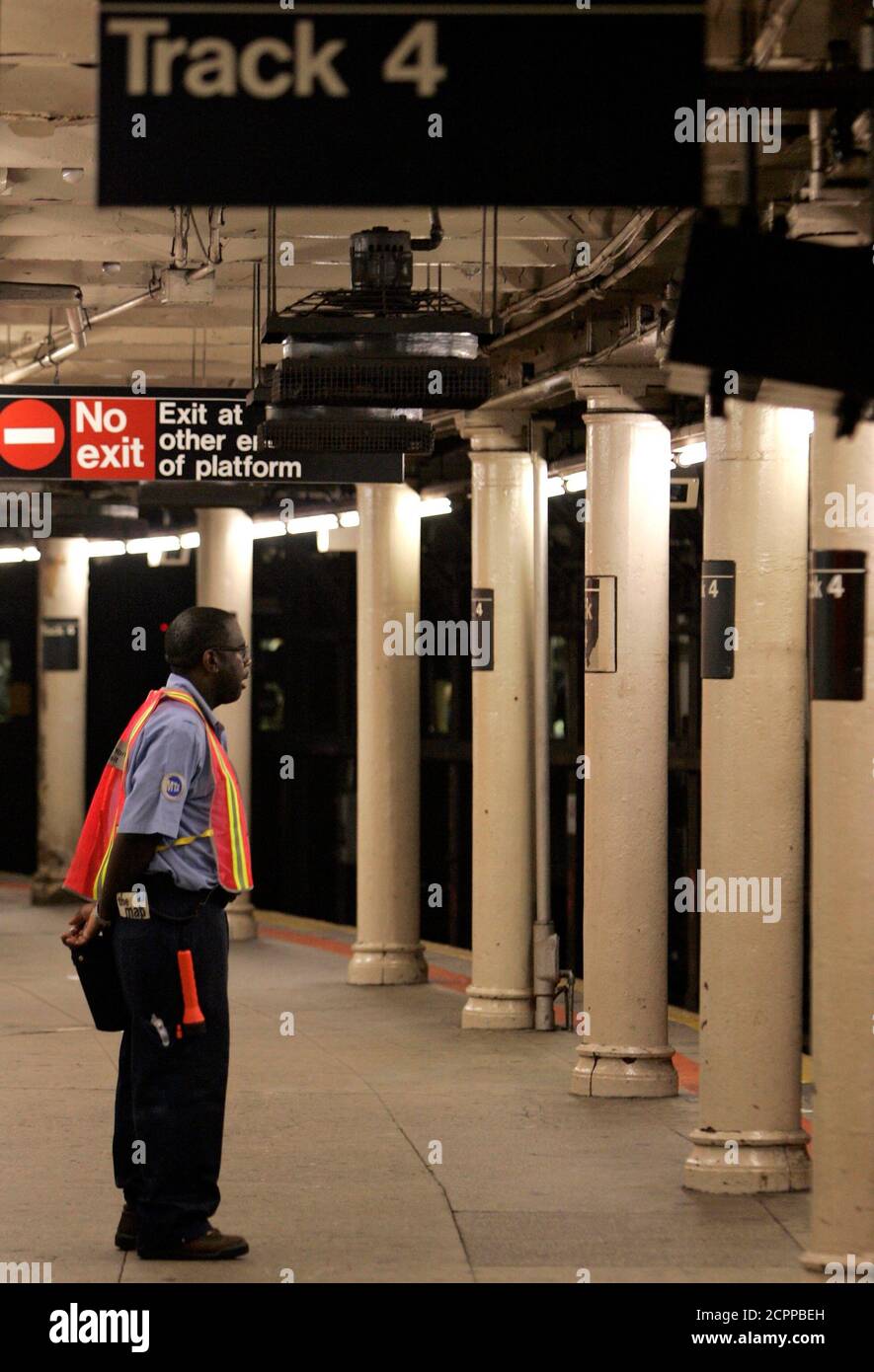A New York MTA employee stands on a deserted platform during the evening rush, after the trains were shut down as a result of a power outage in parts of  New York, June 27, 2007. the power outage struck parts of Manhattan's wealthy Upper East Side during a heat wave on Wednesday, shutting down some subway service and schools while forcing an evacuation of a major art museum  REUTERS/Brendan McDermid (UNITED STATES) Stock Photo