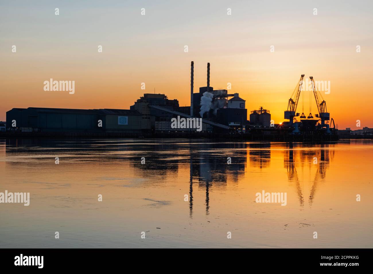 England, London, Docklands, North Woolwich, Royal Docks, Tate and Lyle Sugar Industrial Plant at Dawn Stock Photo