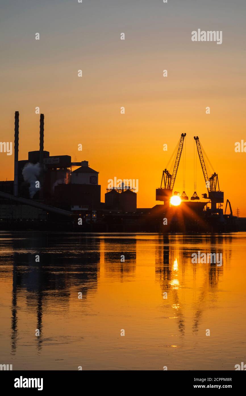 England, London, Docklands, North Woolwich, Royal Docks, Tate and Lyle Sugar Industrial Plant at Dawn Stock Photo