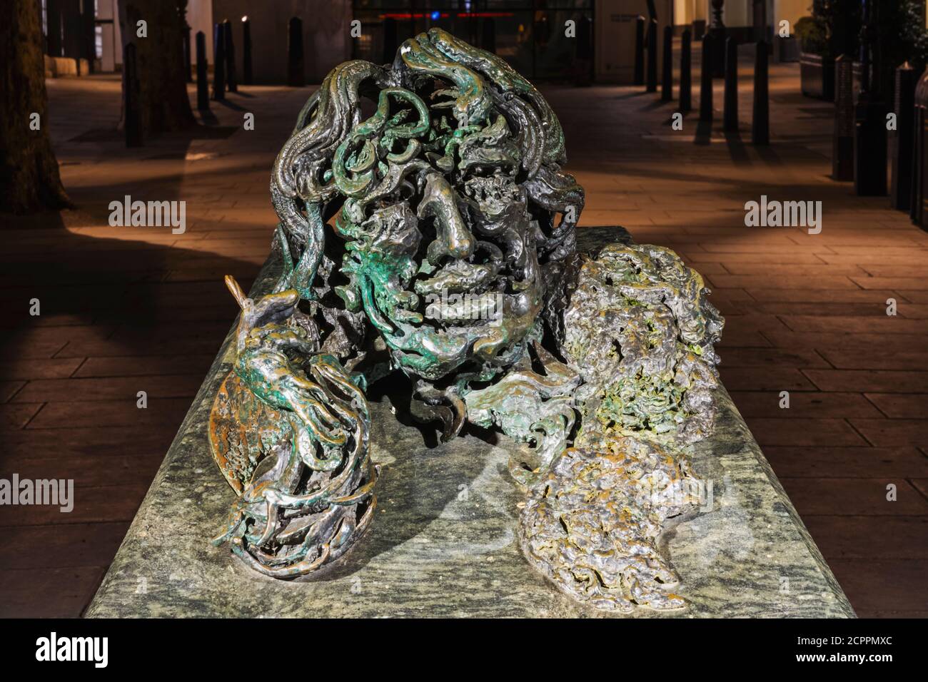 England, London, The Strand, Statue of Oscar Wilde by Maggi Hambling titled 'A Conversation with Oscar Wilde' Stock Photo