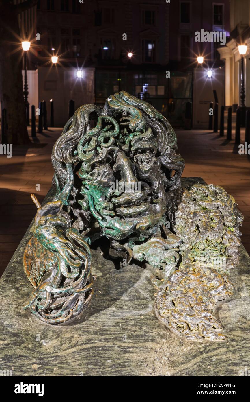 England, London, The Strand, Statue of Oscar Wilde by Maggi Hambling titled 'A Conversation with Oscar Wilde' Stock Photo