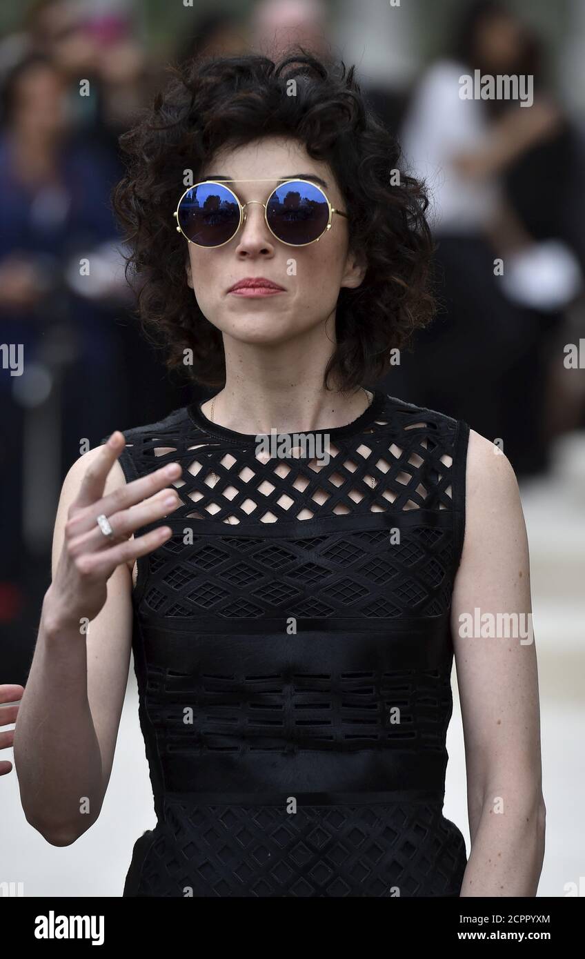 St Vincent Singer High Resolution Stock Photography and Images - Alamy