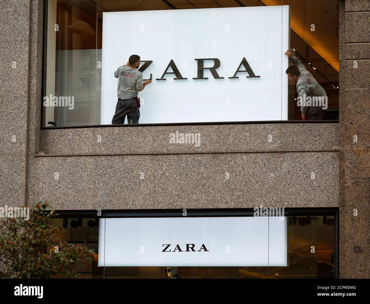 Workers put up the letters of the logo at a Zara store, an Inditex brand,  in Madrid, Spain, March 9, 2016. REUTERS/Paul Hanna Stock Photo - Alamy