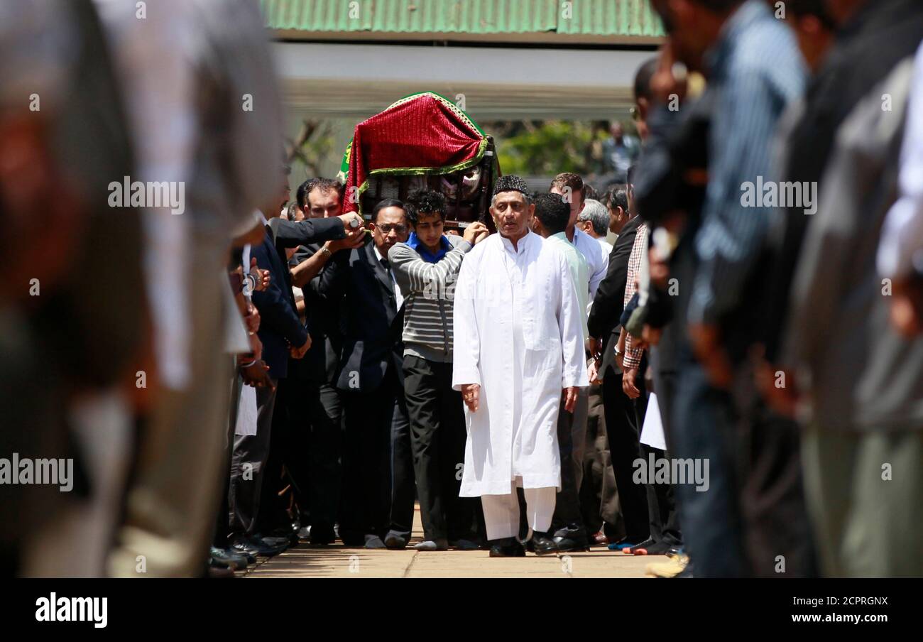 Relatives and friends carry the coffin of Kenyan journalist Ruhila Adatia Sood, who was killed in the Westgate shopping mall attack, during her funeral in Kenya's capital Nairobi September 26, 2013.  U.S., British and Israeli agencies are helping Kenya investigate the attack claimed by Somali Islamist militants on the Nairobi shopping mall that killed at least 72 people and destroyed part of the complex, officials said on Wednesday.    REUTERS/Thomas Mukoya (KENYA - Tags: CIVIL UNREST CRIME LAW TPX IMAGES OF THE DAY) Stock Photo