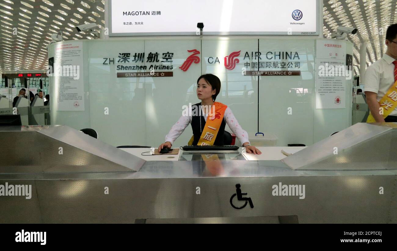 Counter Attendant High Resolution Stock Photography and Images Alamy