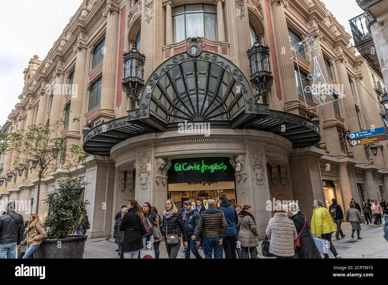 Barcelona Shop Shopping Tourists Spain High Resolution Stock Photography  and Images - Alamy