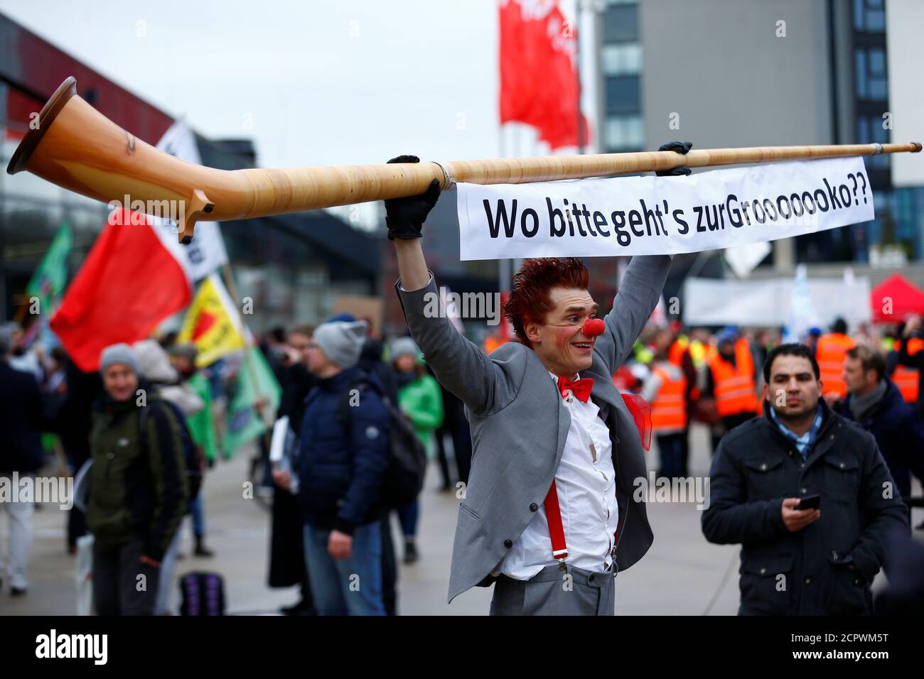 Clown Tic performs in front of the SPD's party congress venue in Bonn, Germany, January 21, 2018. Banner reads 'Where is the way to the GroKo (coalition of CDU/CSU and SPD)'. REUTERS/Thilo Schmuelgen Stock Photo