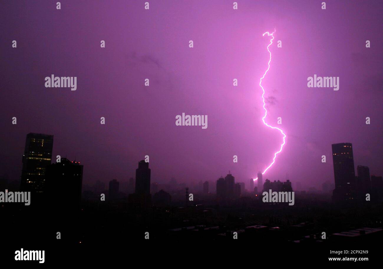 A lightning bolt strikes during a thunderstorm over Shanghai, China July 6, 2005. Residents in Shanghai had ten scorching summer days with temperature hitting 38 degrees Celsius (100.4 degrees Fahrenheit). REUTERS/Aly Song  ALF/JK Stock Photo