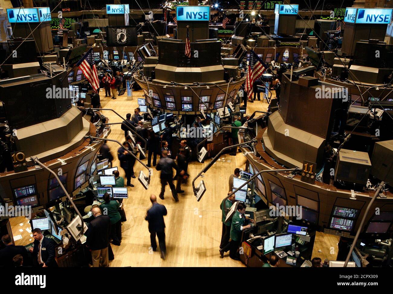 Traders work on the floor of the New York Stock Exchange in New York January 8, 2008. U.S. stocks fell, erasing an earlier rally, as shares of mortgage-related companies dropped sharply with traders citing rumors of more financial problems at Countrywide Financial Corp, the largest U.S. mortgage lender.    REUTERS/Brendan McDermid (UNITED STATES) Stock Photo