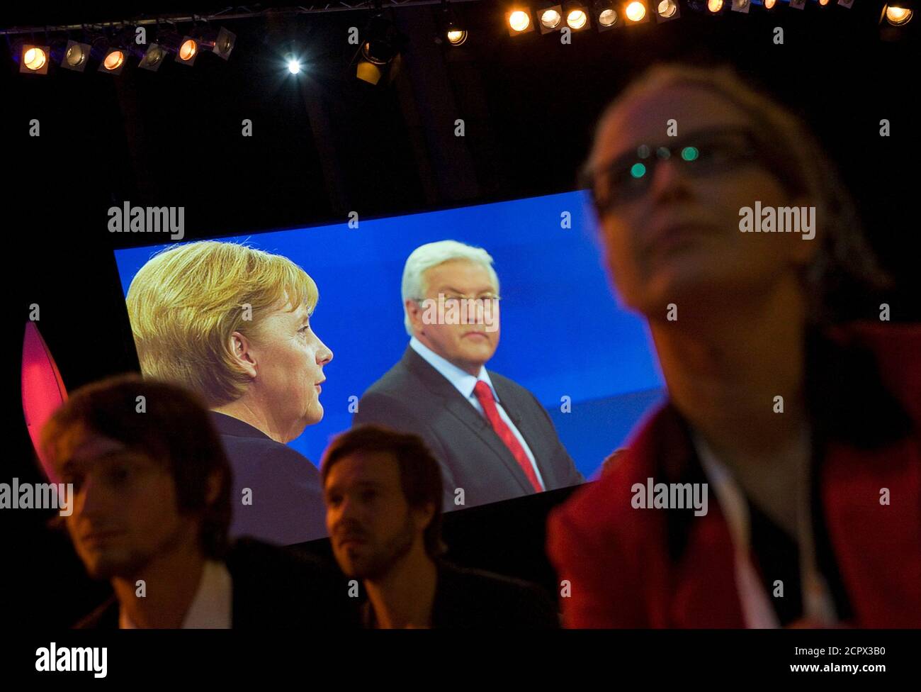 Journalists watch a televised debate between German Chancellor Angela Merkel (L), leader of Germany's Christian Democratic Union (CDU), and Frank-Walter Steinmeier, German Foreign Minister and candidate for chancellor of the Social Democratic Party (SPD), in Berlin September 13, 2009. REUTERS/Thomas Peter (GERMANY POLITICS ELECTIONS) Stock Photo