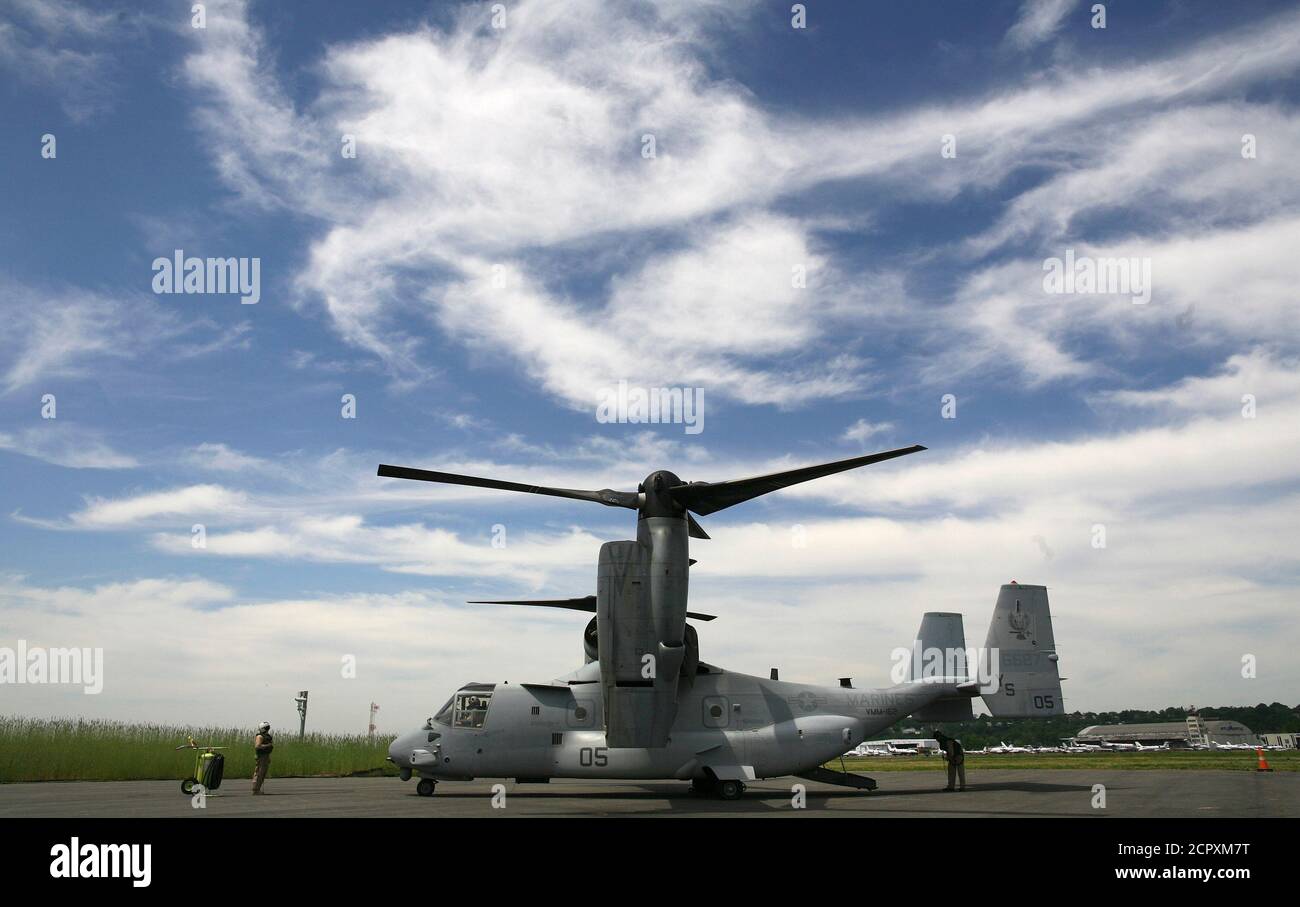 The flight crew of an MV-22 Osprey take part in a pre-flight check while taking part in a Marine Corps demonstration flight during Fleet Week in New York May 22, 2009.     REUTERS/Brendan McDermid (UNITED STATES MILITARY) Stock Photo