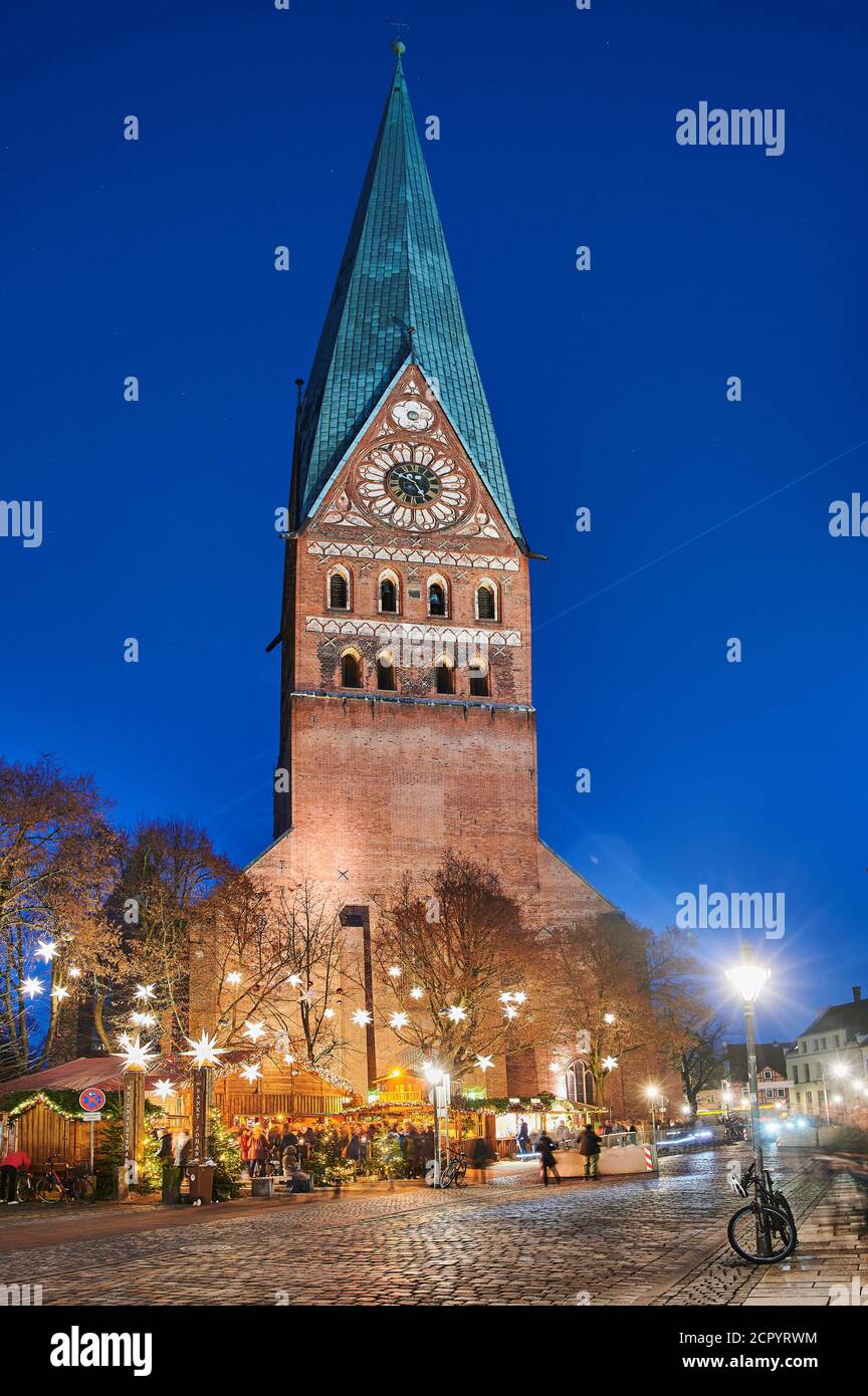 Christmas, Christmas market, night shot, church tower, St. Johannis church, city view, Lüneburg, old town, city center, Am Sande, portrait format Stock Photo