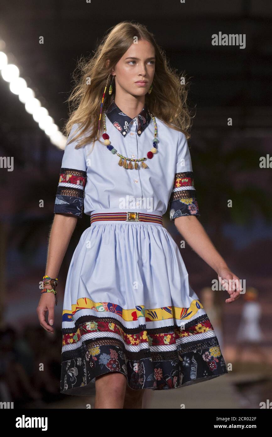 Erhverv koste bestikke A model presents a creation from the Tommy Hilfiger Spring/Summer 2016  collection during New York Fashion Week in New York, September 14, 2015.  REUTERS/Andrew Kelly Stock Photo - Alamy