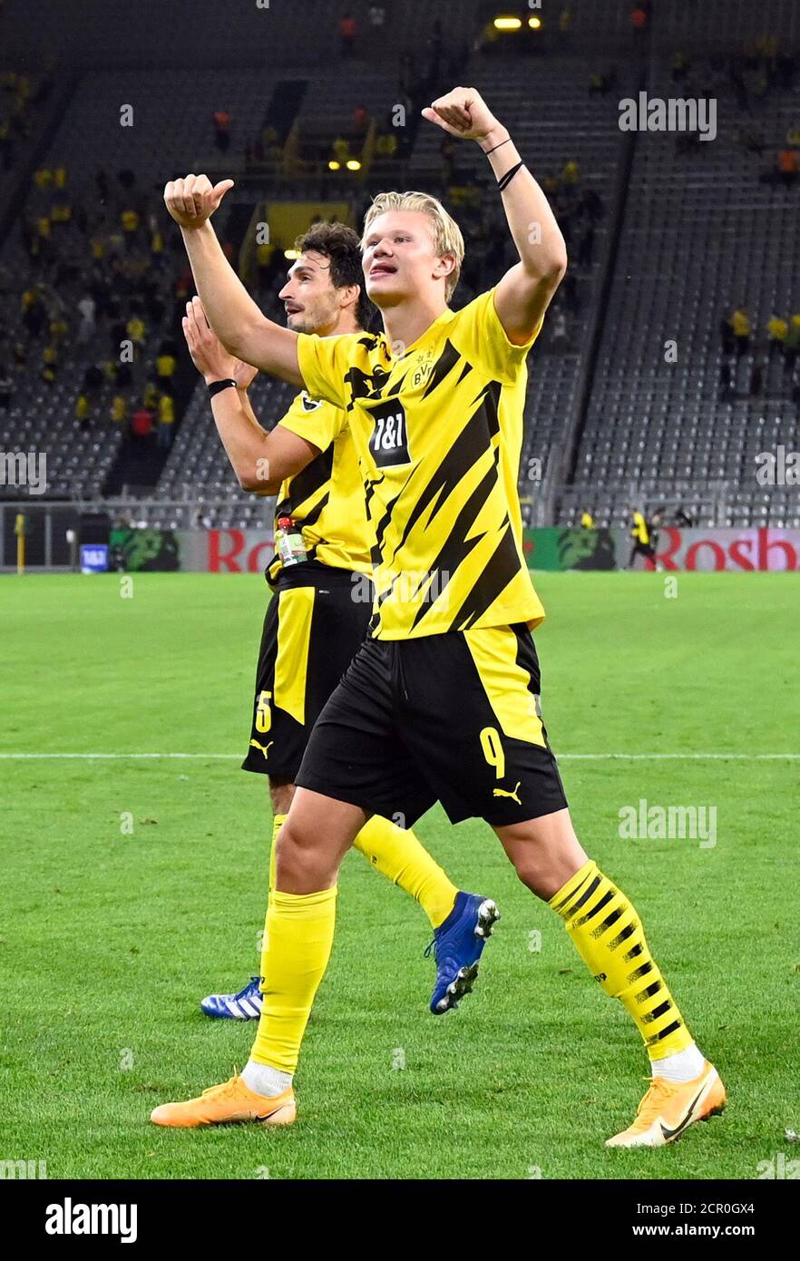 Dortmund, Germany. 19th Sep, 2020. Football: Bundesliga, Borussia Dortmund - Borussia Mönchengladbach, 1st matchday at Signal Iduna Park. Dortmund's Erling Haaland thanks the fans after the end of the game. IMPORTANT NOTE: According to the regulations of the DFL Deutsche Fußball Liga and the DFB Deutscher Fußball-Bund, it is prohibited to use or have used in the stadium and/or from the game taken photos in the form of sequence pictures and/or video-like photo series. Credit: Bernd Thissen/dpa/Alamy Live News Stock Photo