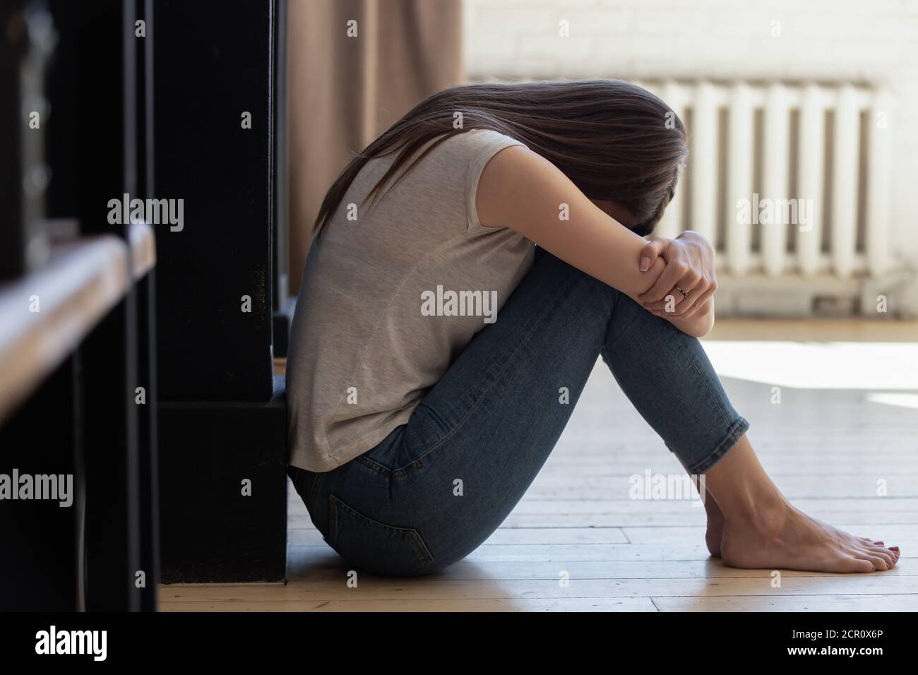 Arms around knees hires stock photography and images Alamy