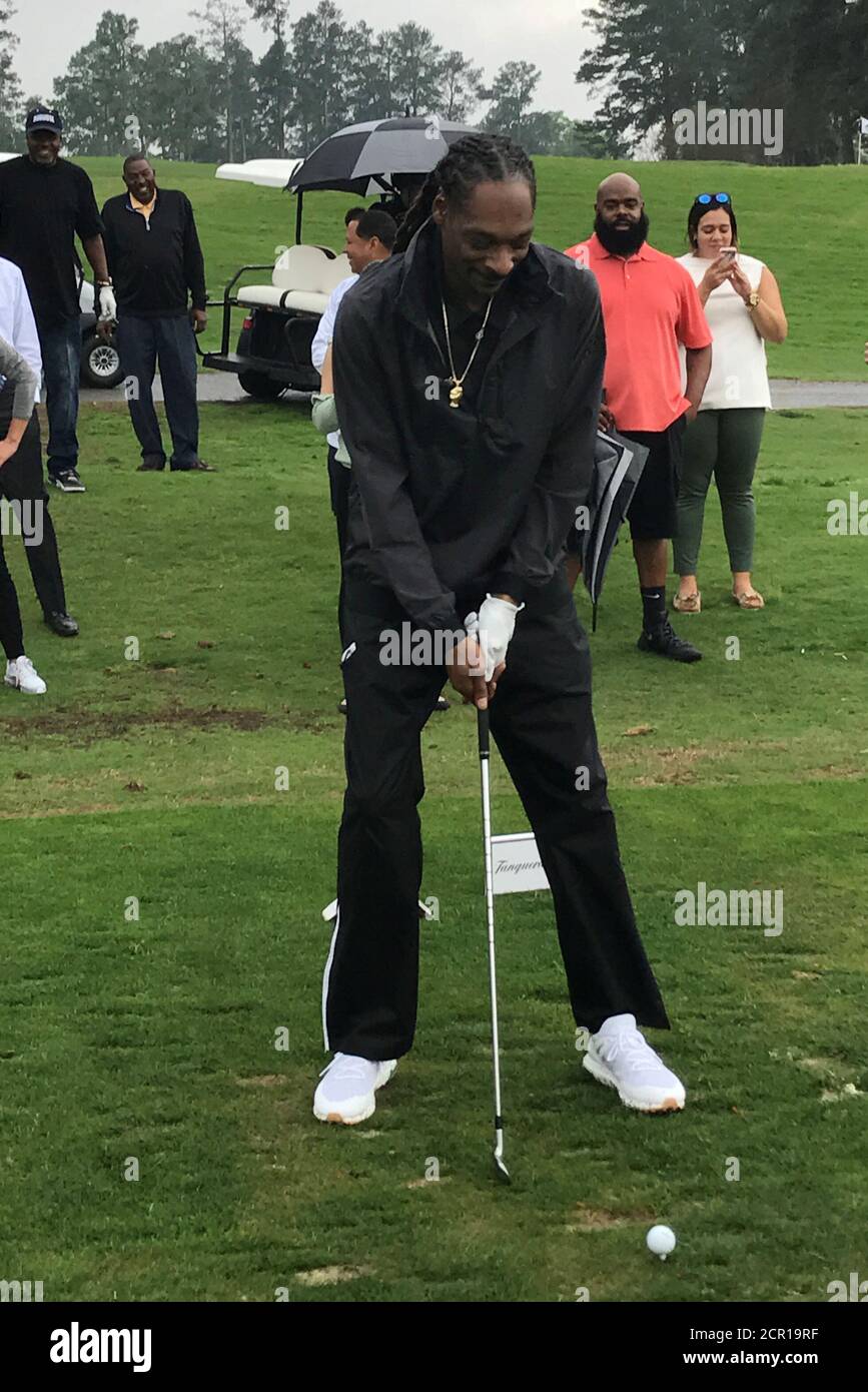 Rapper Snoop Dogg takes a few practice swings at a golf course in Augusta,  Georgia , U.S., April 5, 2017. Picture taken April 5, 2017. REUTERS/Rory  Carroll Stock Photo - Alamy