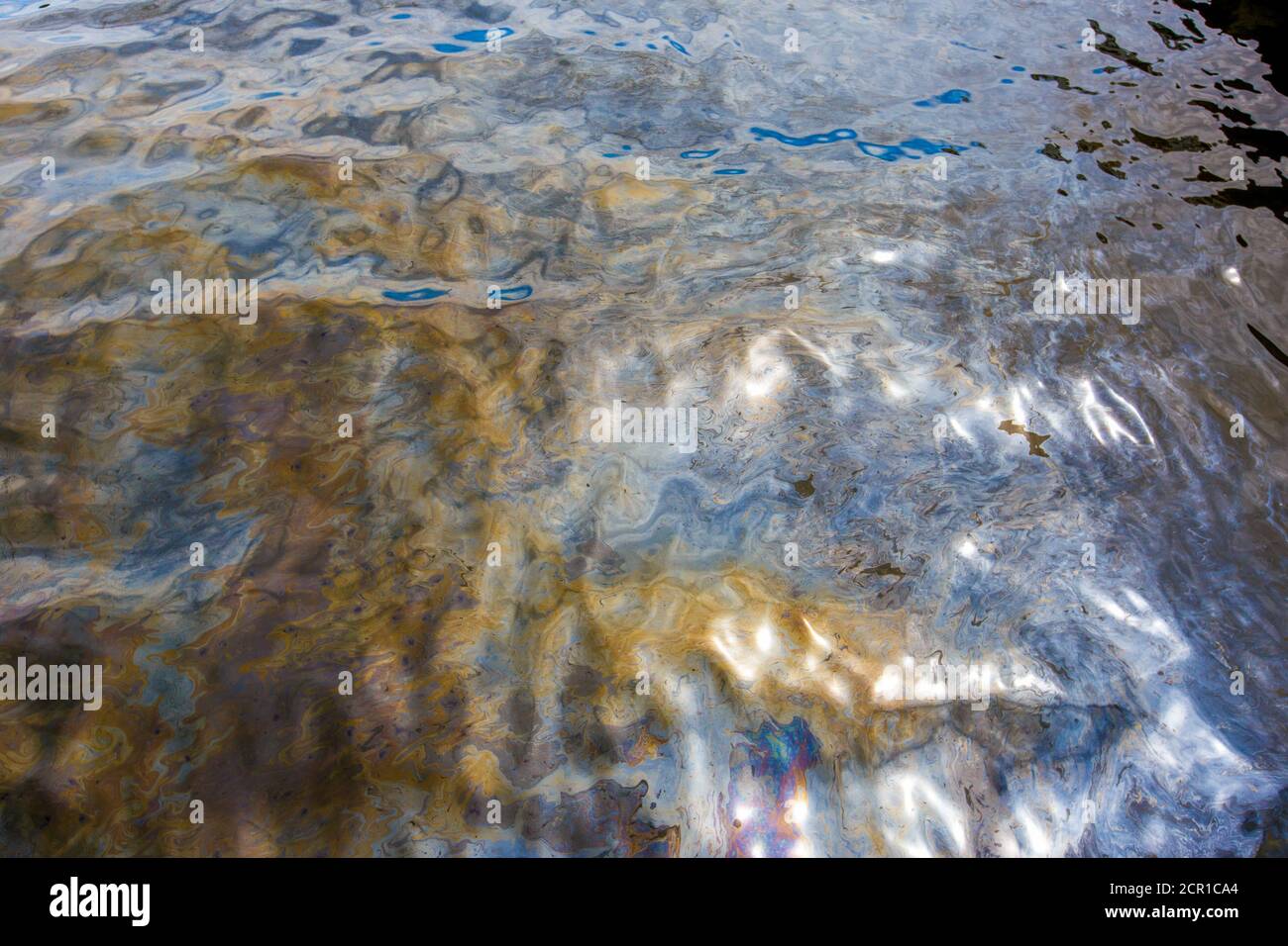 Загрязнение воды байкала. Загрязненный Байкал нефтепродуктами. Загрязнение вод Байкала. Разлив нефти в Байкале. Озеро Байкал грязное.