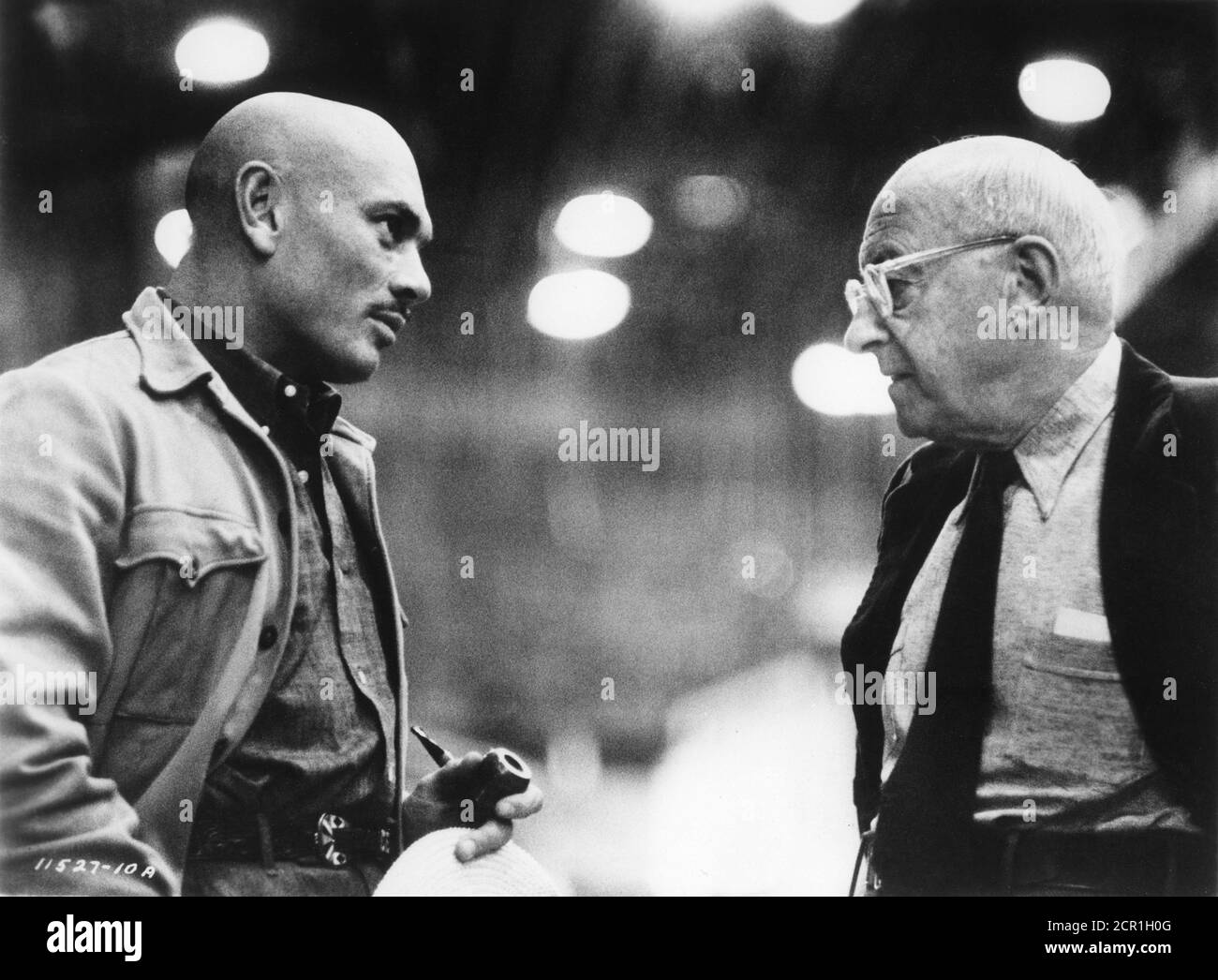 YUL BRYNNER and CECIL B. DeMILLE on set candid during filming of THE  BUCCANEER 1958 director ANTHONY QUINN producer Henry Wilcoxon supervising  executive producer Cecil B. DeMille Stock Photo - Alamy