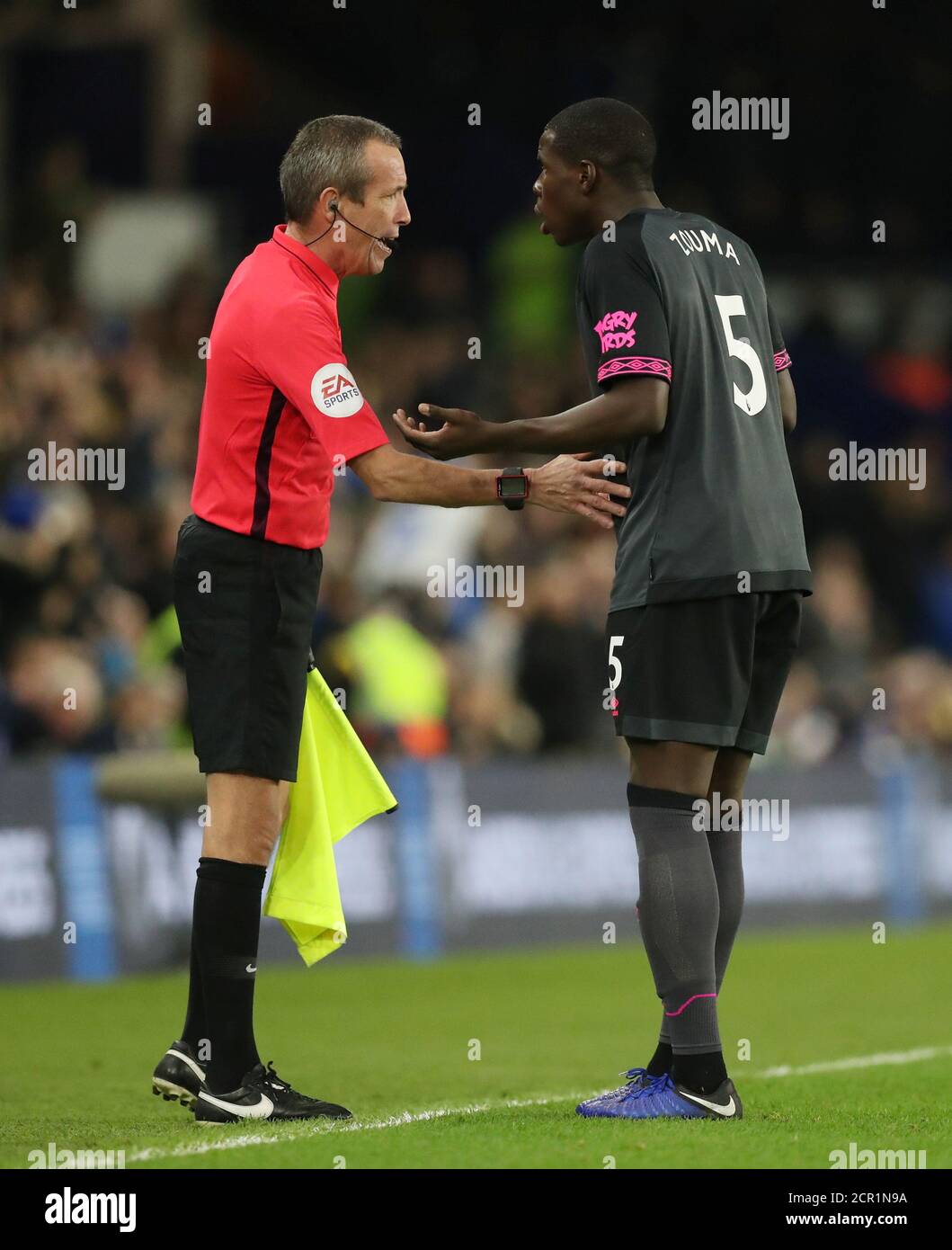 Soccer Football - Premier League - Brighton & Hove Albion v Everton - The American Express Community Stadium, Brighton, Britain - December 29, 2018  Everton's Kurt Zouma protests with the match official after Brighton's Jurgen Locadia scores their first goal             Action Images via Reuters/Peter Cziborra  EDITORIAL USE ONLY. No use with unauthorized audio, video, data, fixture lists, club/league logos or 'live' services. Online in-match use limited to 75 images, no video emulation. No use in betting, games or single club/league/player publications.  Please contact your account representa Stock Photo