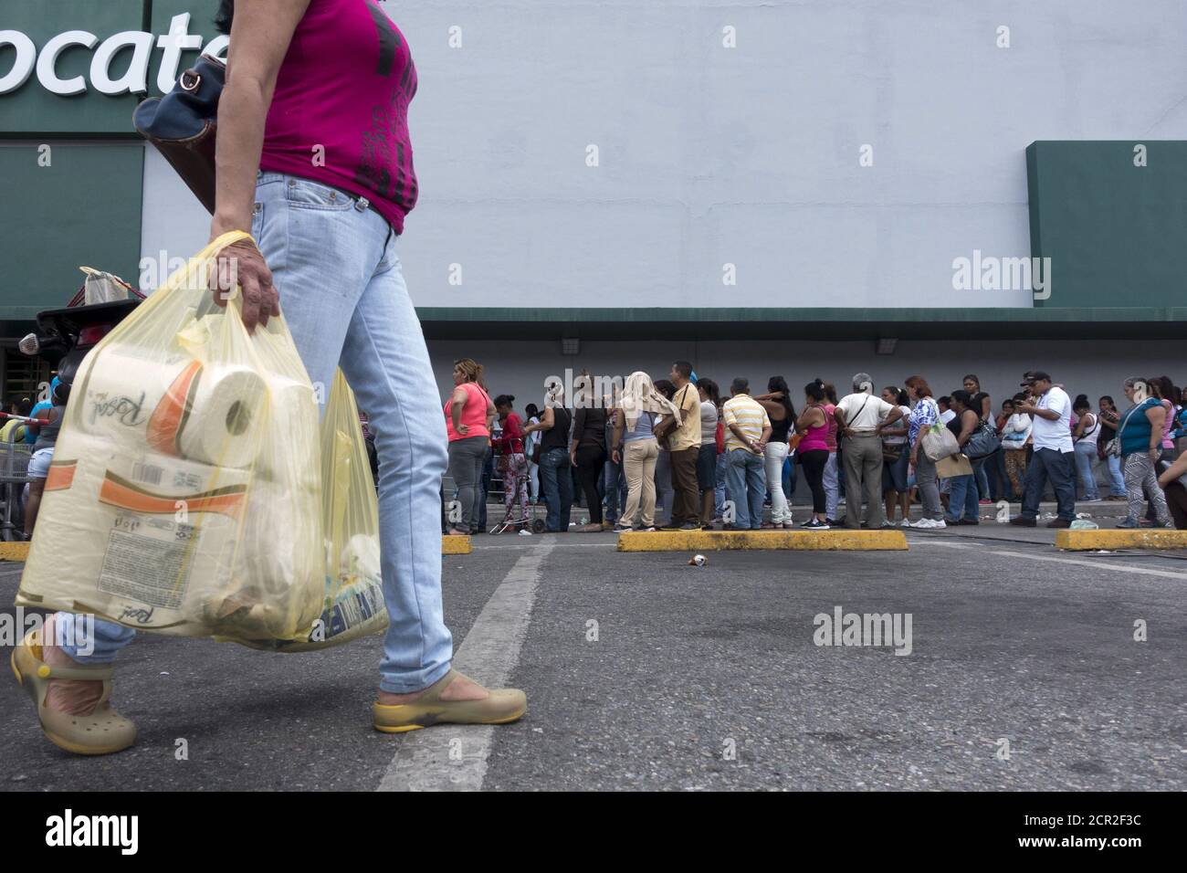 Page 2 - Struggling With Bags High Resolution Stock Photography and Images  - Alamy