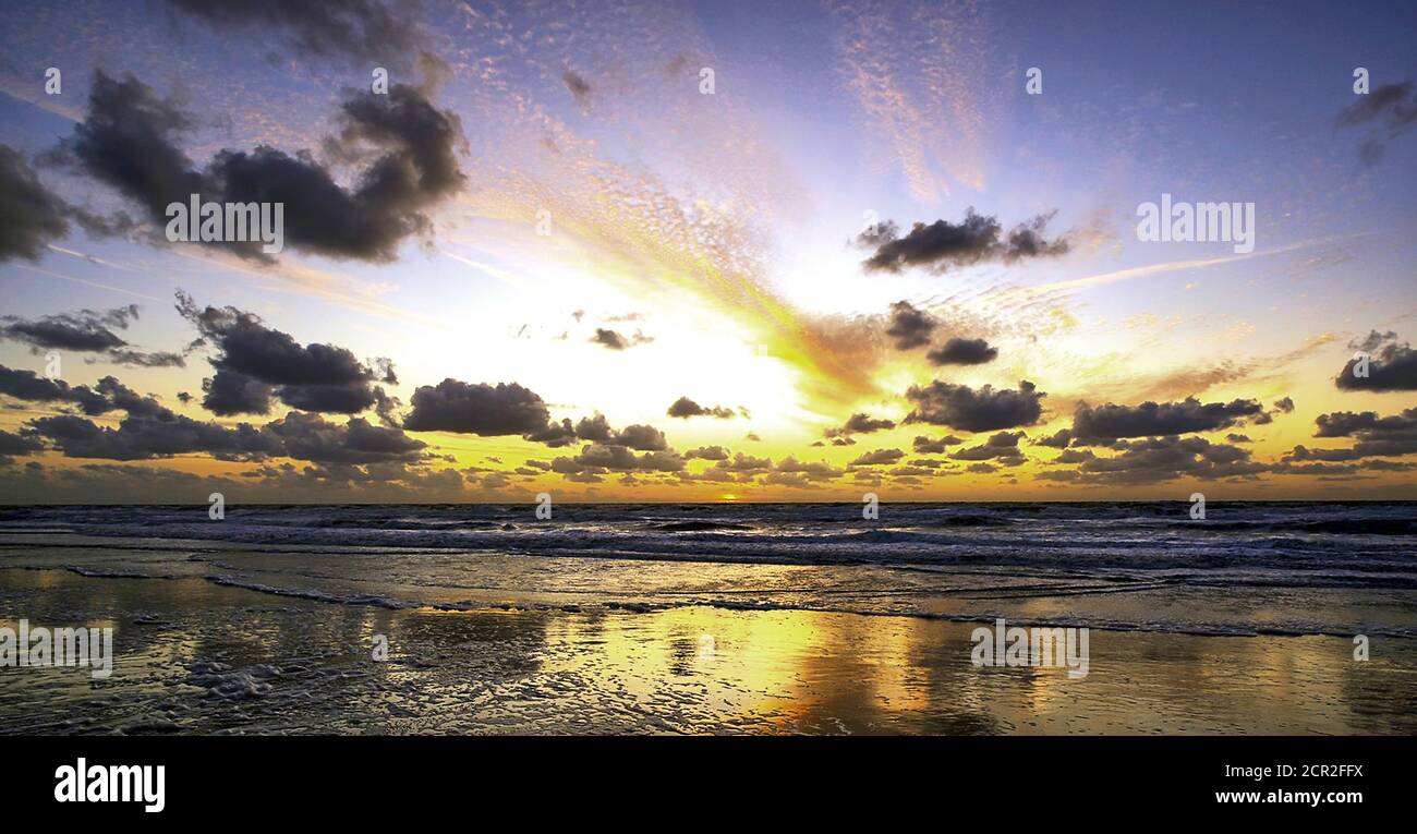 Colorful sky over sea hi-res stock photography and images - Alamy