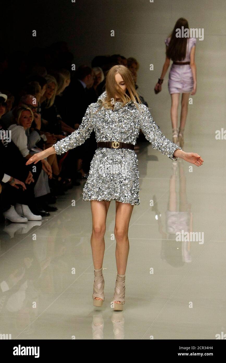 A model slips during the Burberry Prorsum 2010 Spring/Summer collection show during London Fashion Week, September 22, 2009.  REUTERS/Stefan Wermuth (BRITAIN FASHION) Stock Photo