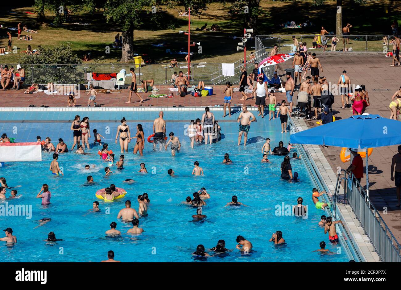 Essen, Ruhr area, North Rhine-Westphalia, Germany - summer outdoor pool in Grugabad on the hottest weekend of the year during the corona pandemic in Stock Photo