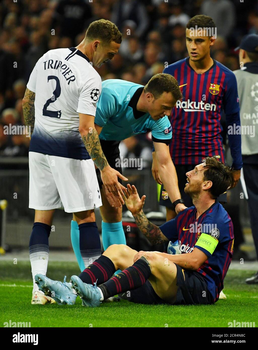 Soccer Football - Champions League - Group Stage - Group B - Tottenham Hotspur v FC Barcelona - Wembley Stadium, London, Britain - October 3, 2018  Refere Felix Zwayer checks on Barcelona's Lionel Messi after a challenge by Tottenham's Kieran Trippier   REUTERS/Dylan Martinez Stock Photo
