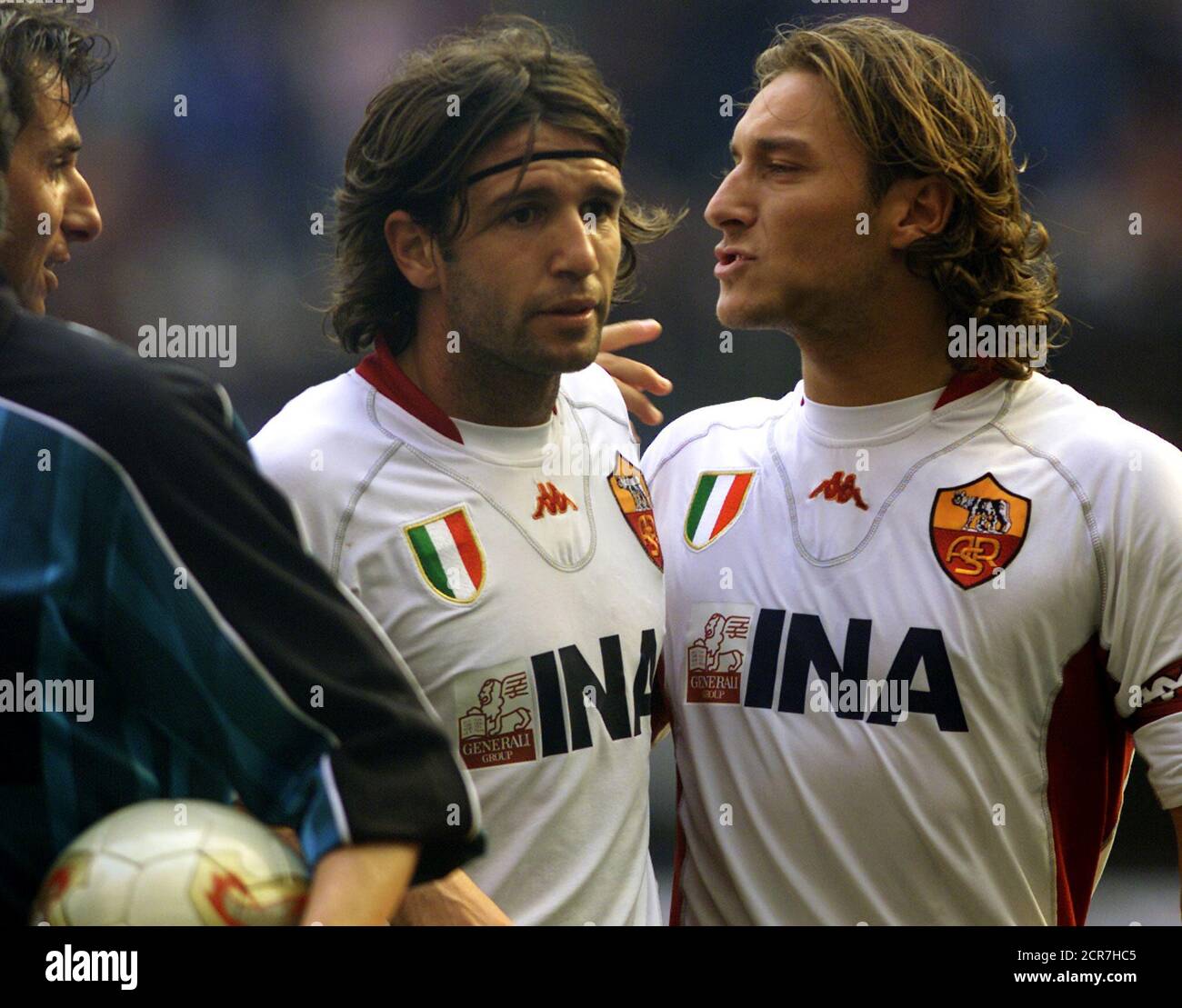 A.S. Roma striker Francesco Totti (R) and Vincent Candela dissuss with the  refree Gianluca Paparesta at the end of the match against A.C. Milan, at  Meazza stadium in Milan, April 21, 2002.