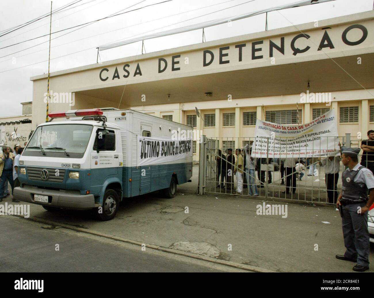 A paddy wagon bearing a banner that reads, 'The last train from Detencao,' transports inmates from the Casa de Detencao prison at the Carandiru prison complex in Sao Paulo, September 15, 2002. The last 76 of nearly 8,000 inmates left the prison protected by riot police, during a ceremony that shut down Latin's America largest prison, site of a 1992 massacre that left 111 dead. REUTERS/Paulo Whitaker  PW/HB Stock Photo
