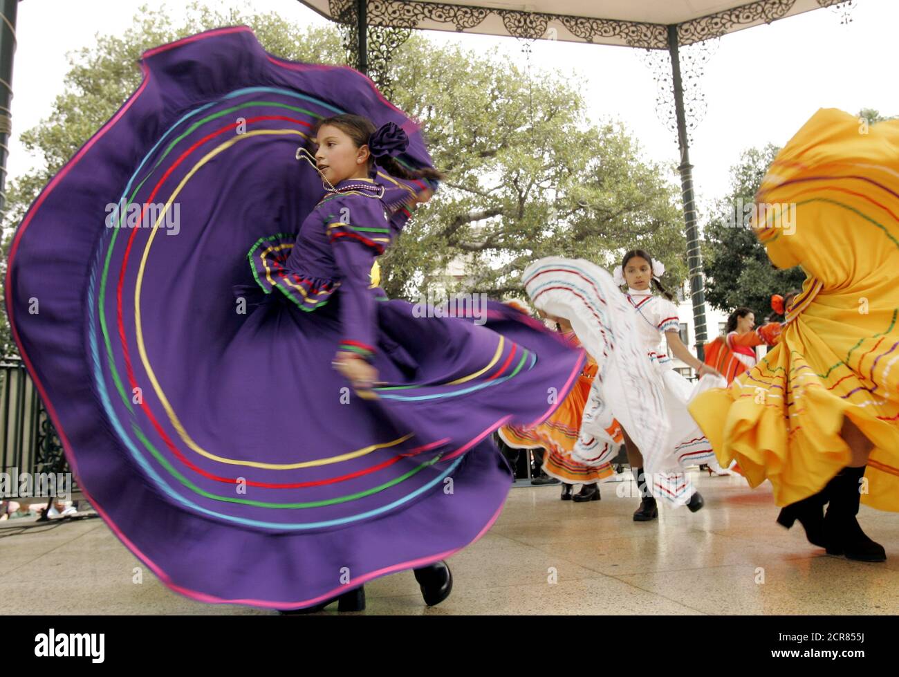 Cinco de mayo dancers los angeles hi-res stock photography and images ...