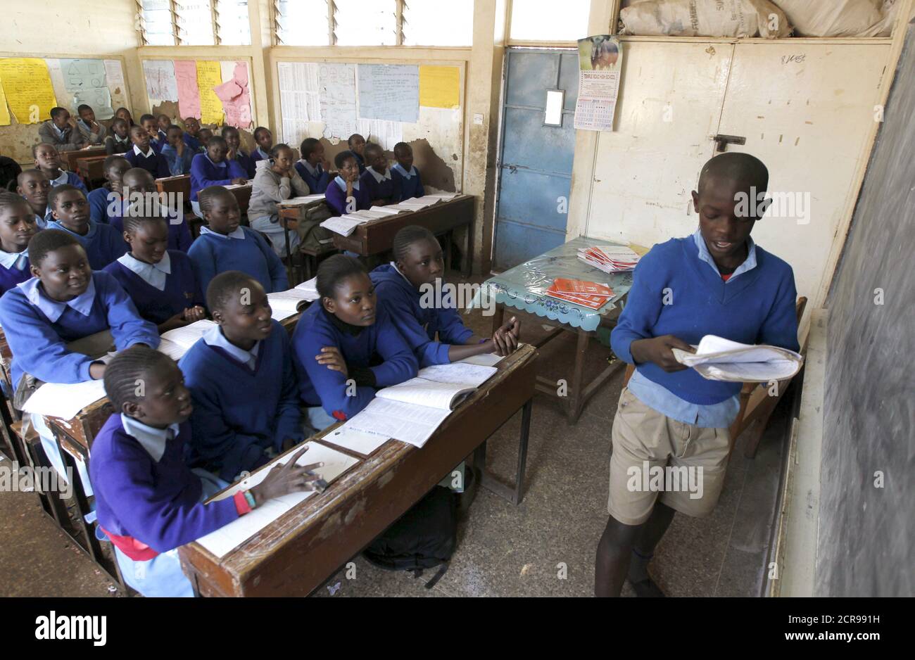 Pupils revise their class work without a teacher on the second week of a national teachers' strike, at Olympic Primary School in Kenya's capital Nairobi, September 9, 2015. The Kenya National Union of Teachers (KNUT) wants the Teachers Service Commission (TSC) to honour the 50-60 percent salary increment ordered by the Supreme Court in August, local media reported. REUTERS/Thomas Mukoya Stock Photo