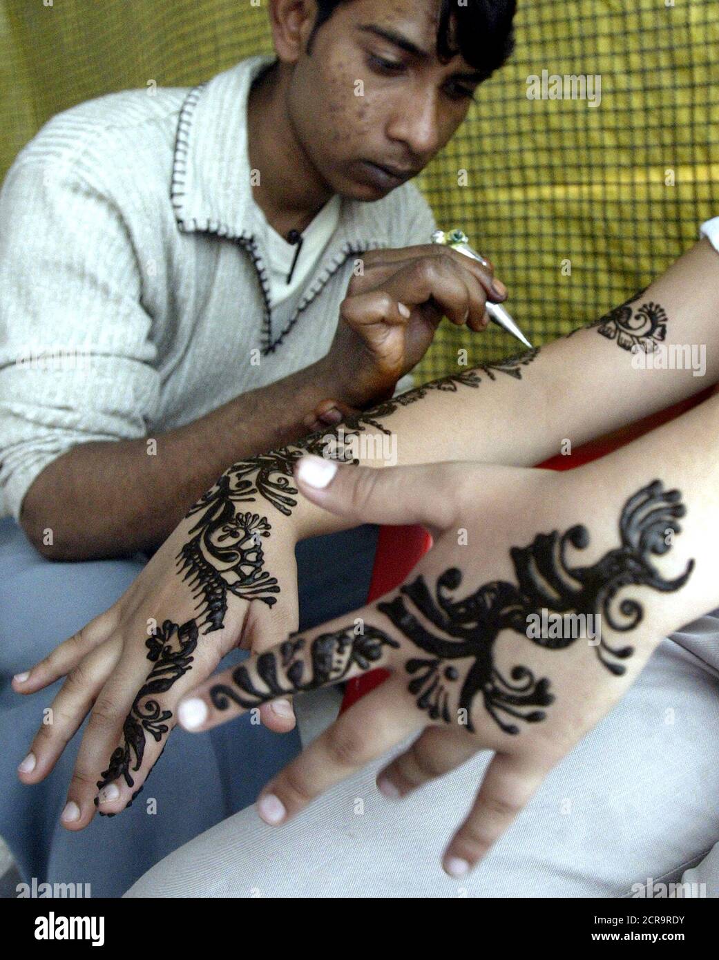 Indian Girls Mehndi On Hands Mehndi High Resolution Stock Photography And Images Alamy