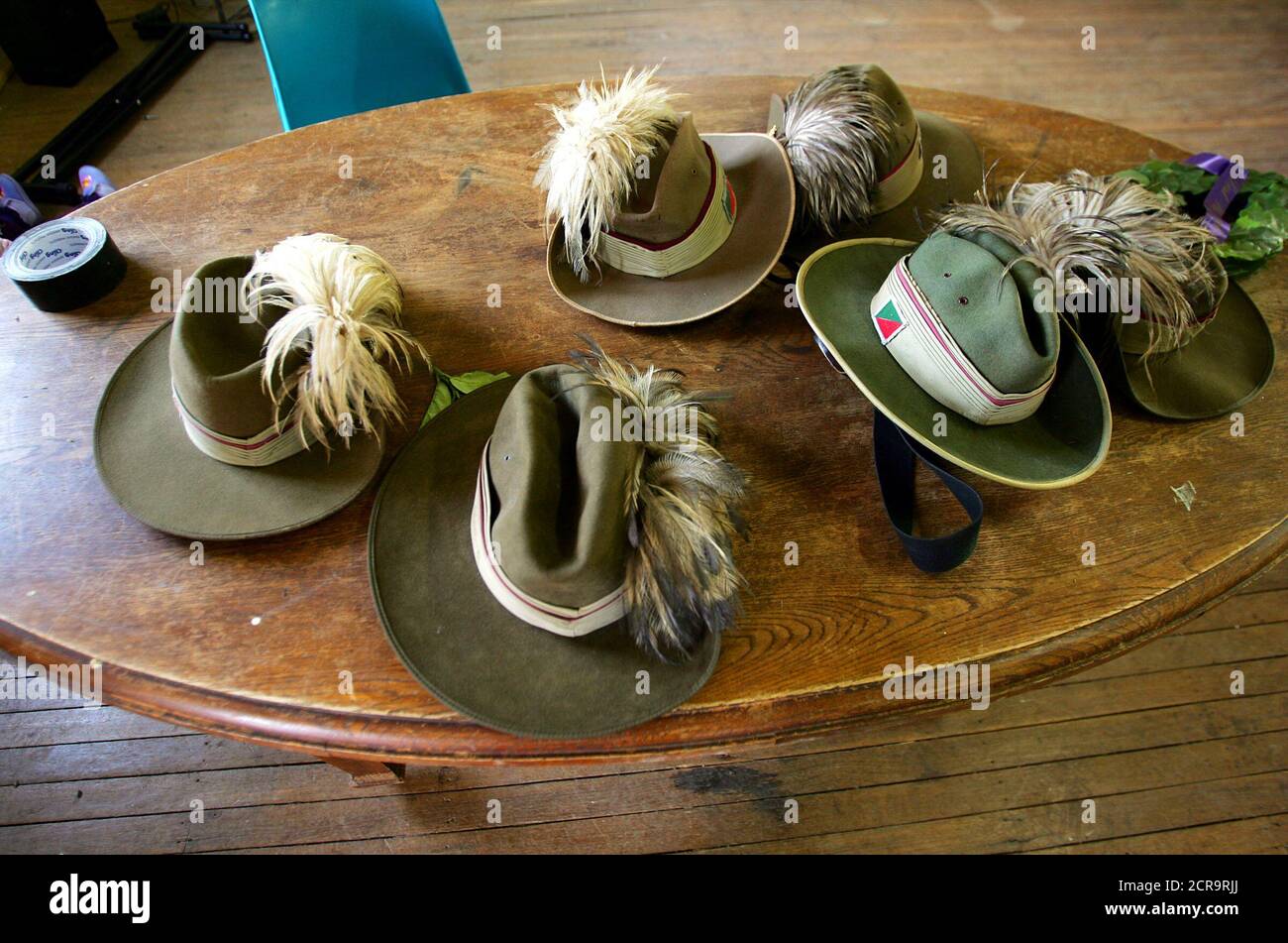 besøg Læring vedholdende Traditional Australian army 'Slouch hats' worn by members of the Australian  Lighthorse Association, sit on a table after an Anzac Day dawn service at  Bogan Gate in western New South Wales, located