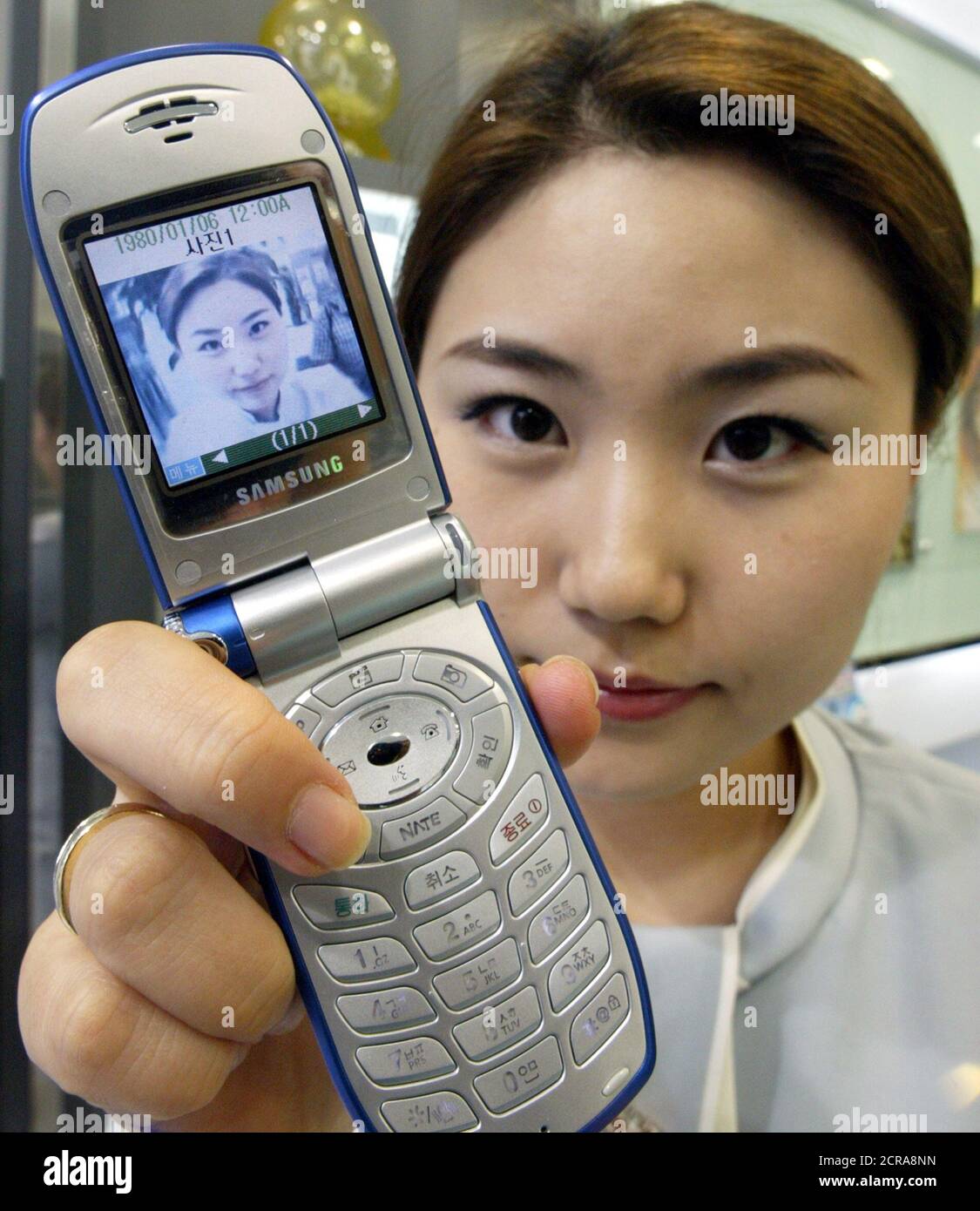 resultaat hersenen Duizeligheid A camera-equipped mobile phone is demonstrated in Seoul July 10, 2003.  Big-name, high-tech South Korean companies have declared war against camera-equipped  mobile phones, ironically including Samsung Electronics Co - - the world's