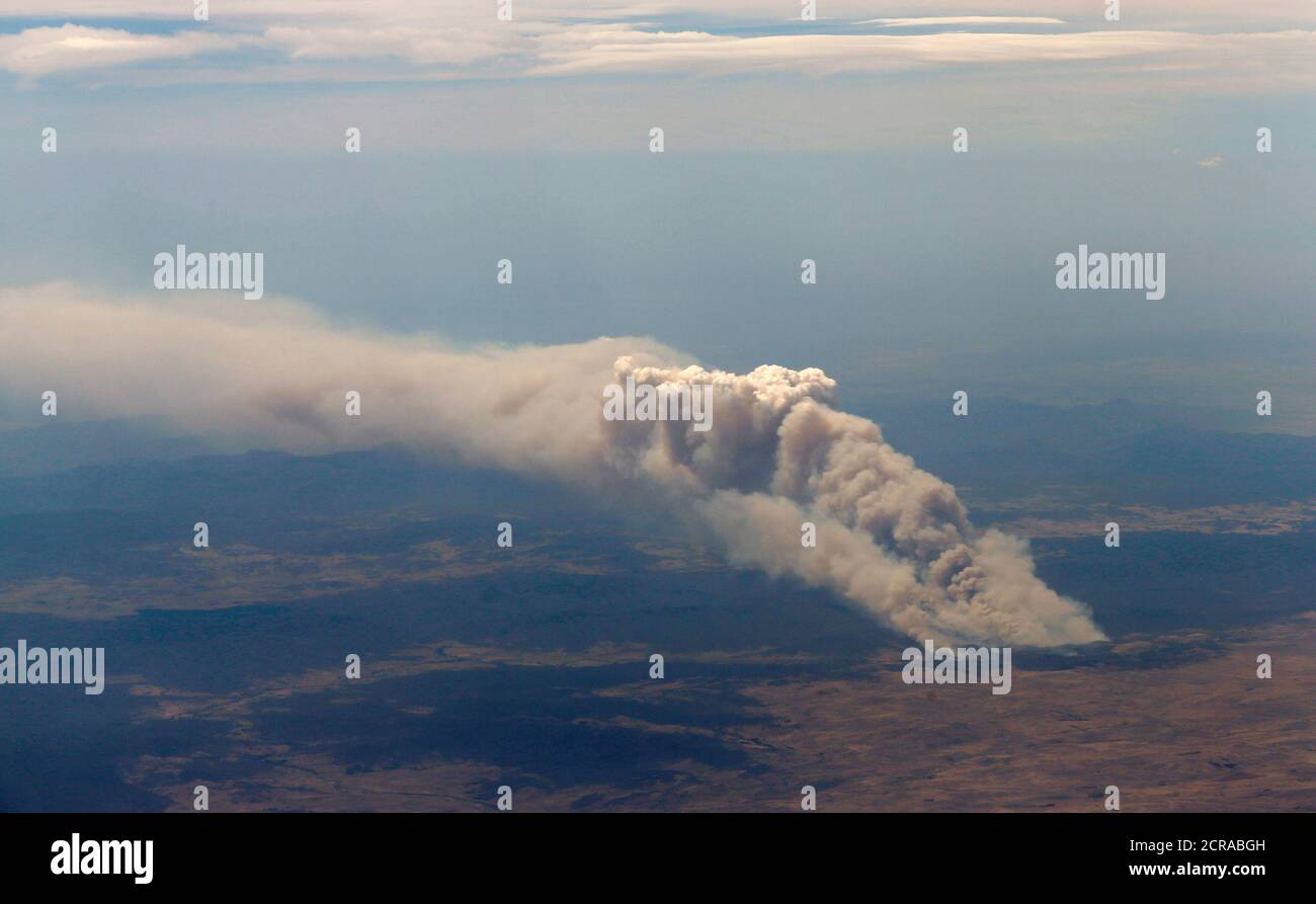 Smoke rises from the Yarrabin bushfire, burning out of control near Cooma, about 100km (62 miles) south of Canberra January 8, 2013. Severe fire conditions were forecast for Tuesday, replicating those of 2009, when 'Black Saturday' wildfires in Victoria state killed 173 people and caused $4.4 billion worth of damage. REUTERS/Tim Wimborne (AUSTRALIA - Tags: DISASTER ENVIRONMENT TPX IMAGES OF THE DAY) Stock Photo