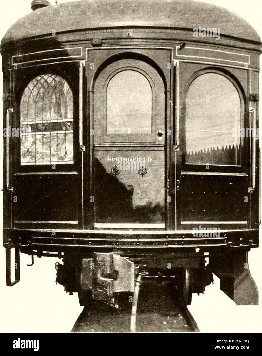 . Electric railway journal . Tight-Lock Type Coupler with Air Connections onSuburban Car M. C. B. Coupler with Deep-Face Knuckle cars. In general, the operation of coupling is ef-fected by the action of a wedge or hook againstwhich a lock is forced transversely, and as a resultall lost motion is taken up and no opportunity ex-ists for the two coupler faces to work transverselyupon one another. The air connections are madeby lining up openings in the faces of the couplersthat are fitted with rubber gaskets, leakage beingprevented by the pressure with which the gasketsare held together. Electric Stock Photo