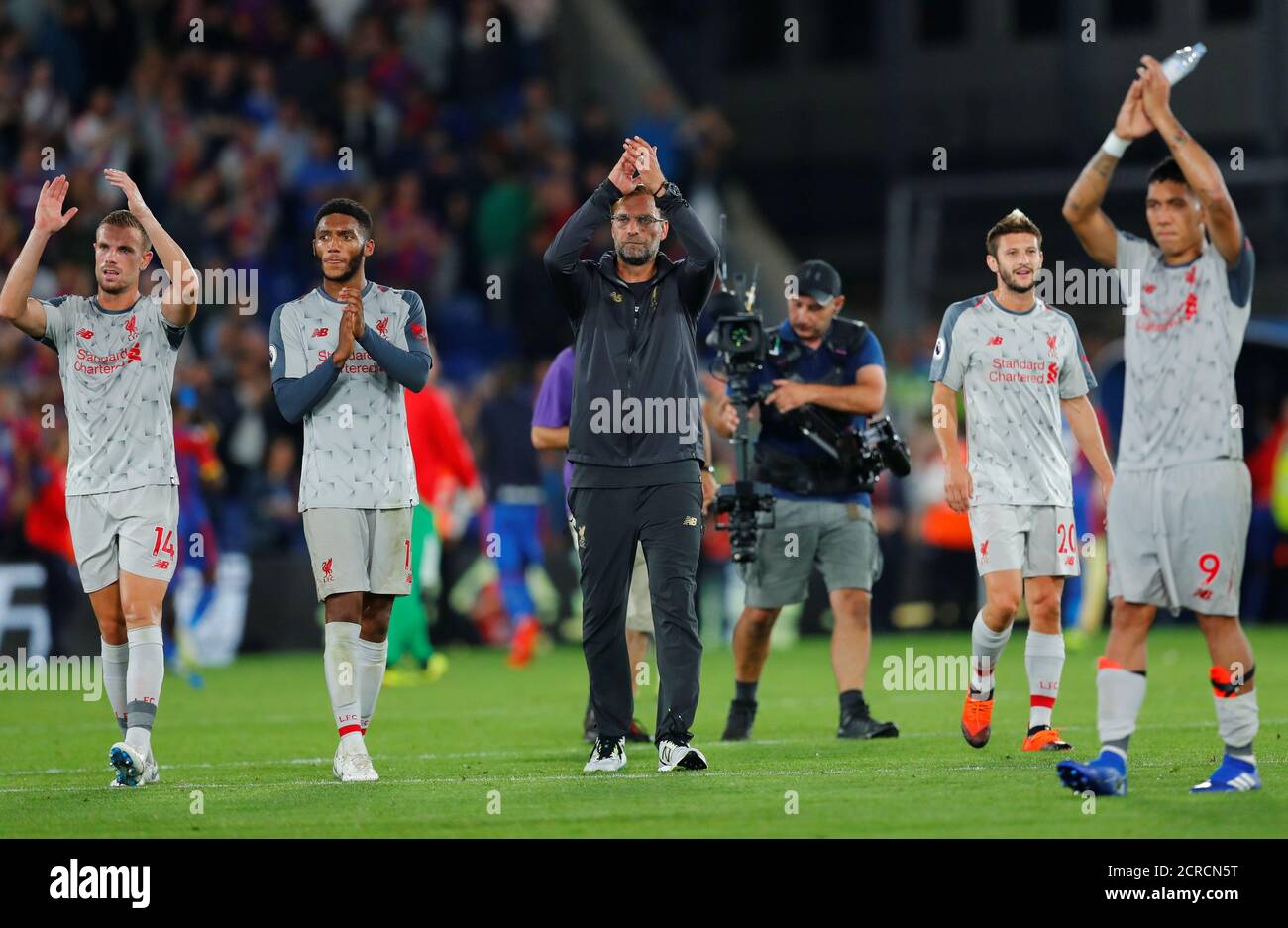 Soccer Football - Premier League - Crystal Palace v Liverpool - Selhurst Park, London, Britain - August 20, 2018  Liverpool players and manager Juergen Klopp applaud fans after the match                      REUTERS/Eddie Keogh  EDITORIAL USE ONLY. No use with unauthorized audio, video, data, fixture lists, club/league logos or "live" services. Online in-match use limited to 75 images, no video emulation. No use in betting, games or single club/league/player publications.  Please contact your account representative for further details. Stock Photo
