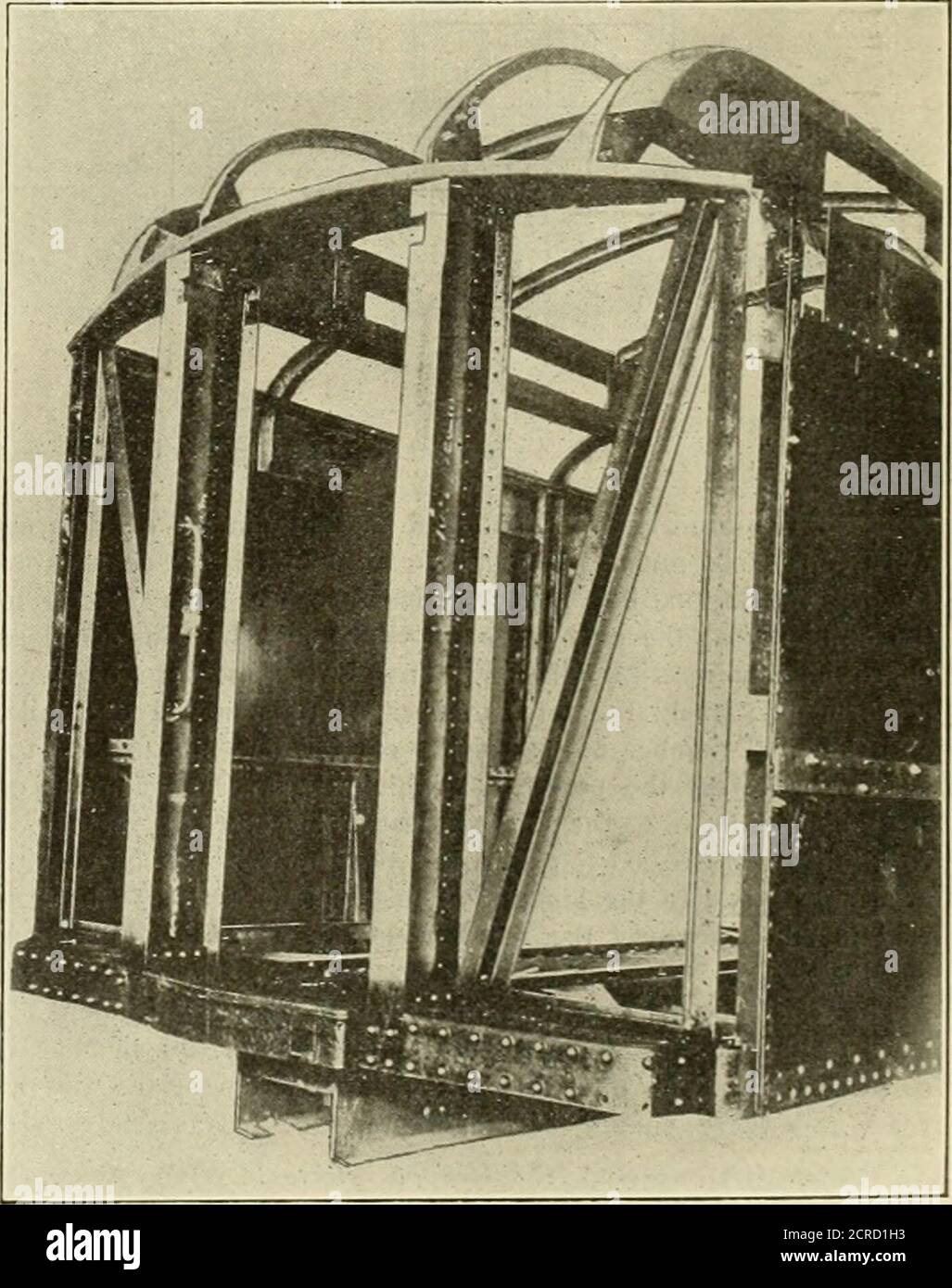 . American engineer and railroad journal . FRAME—SIX-WHEEL TRUCK.I out binding. The details of the design are shown in one of theillustrations. It will be seen that the draw bar is pivoted to theyoke at its inner end and to the coupler at its outer end. Thesocket in the coupler head in which the draw bar enters ;s broadenough to allow considerable radial movement of the couplerhead. Within this socket pivoted around the same pin are twolevers, the outer ends of which extend back and rest on a bear-. BODY END FRAMING—0-FOOT STEEL POSTAL CAR. 264 AMERICAN ENGINEER AND RAILROAD JOURNAL. yoke cent Stock Photo