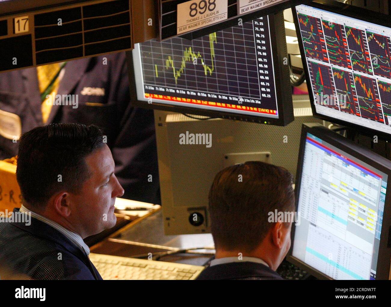 Traders work on the floor of the New York Stock Exchange, November 11, 2008. U.S. stocks tumbled as production cuts at aluminium maker Alcoa, fears of a cash drain at automaker General Motors and signs the Chinese economy is faltering heightened fears of a global economic slump.    REUTERS/Brendan McDermid (UNITED STATES) Stock Photo
