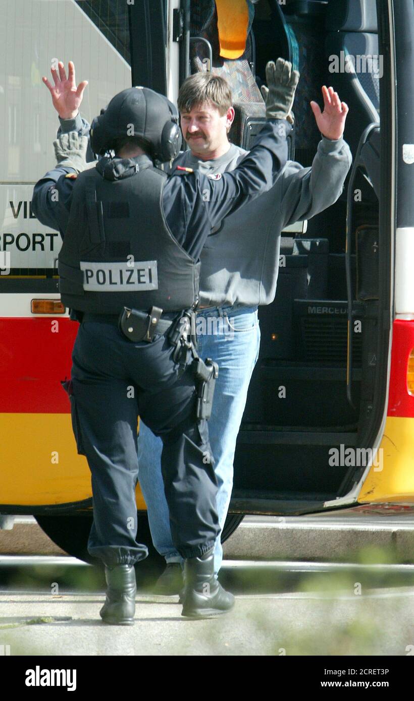Am Wiener Suedtirolerplatz drohte am Montag, den 6. Oktober 2003, ein Mann, einen Bus der OeBB in die Luft zu sprengen. Der Mann ergab sich nach Verhandlungen mit der Polizei und wurde festgenommen (Bild). REUTERS/Herwig Prammer REUTERS  PR/ Stock Photo