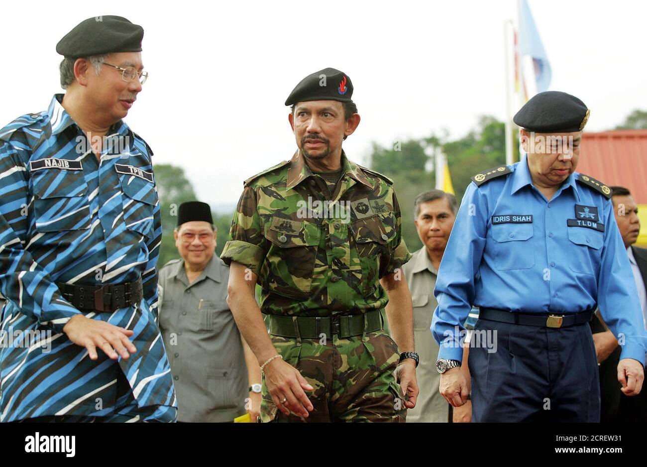 Visiting Sultan of Brunei Hassanal Bolkiah (C) is accompanied by Malaysian Deputy Prime Minister Najib Razak (L) and the Sultan of Selangor Idris Shah during Bolkiah's visit to a training camp in Semenyih, outside Kuala Lumpur April 29, 2005. The Sultan arrived in Malaysia's capital of Kuala Lumpur on Wednesday for a four-day state visit on the invitation of Malaysia's King. REUTERS/Bazuki Muhammad  BM/MK Stock Photo