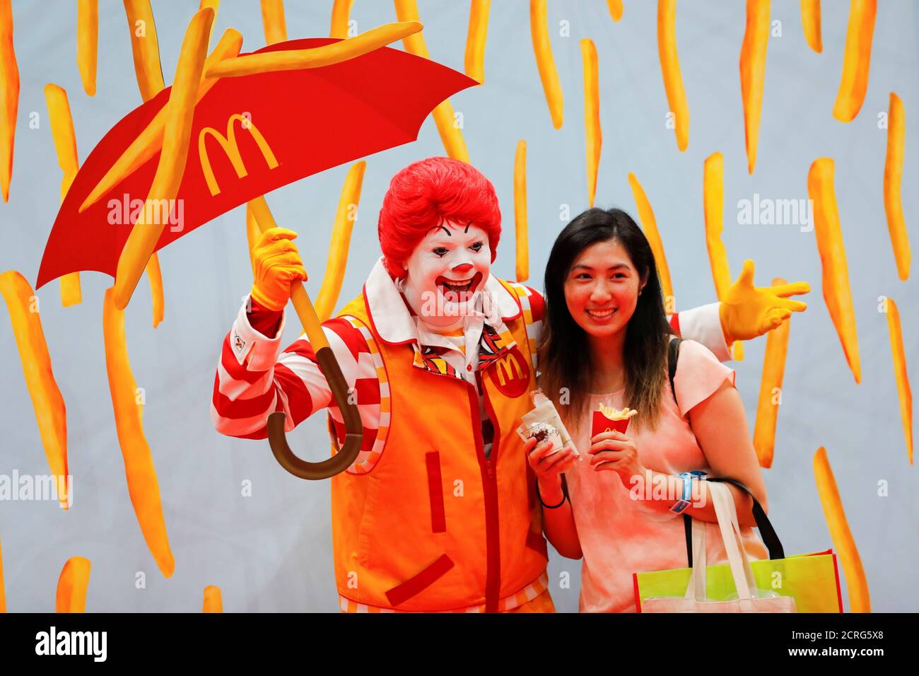 Ronald mcdonald mascot hi-res stock photography and images - Alamy