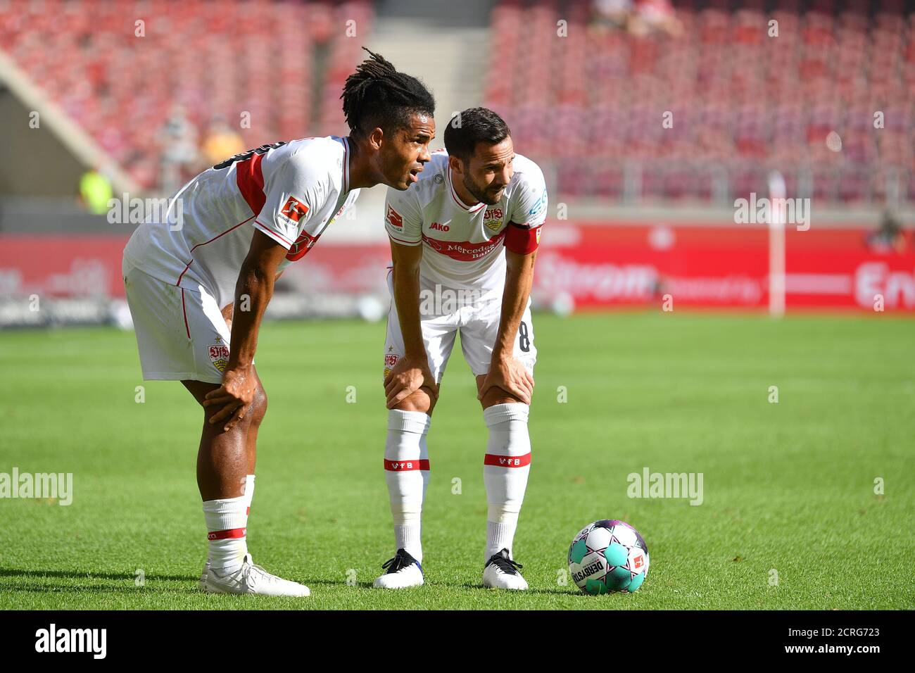 From right: Gonzalo CASTRO (VFB Stuttgart), Daniel DIDAVI (VFB Stuttgart) before taking a free kick, action. Soccer 1. Bundesliga season 2020/2021, 1 matchday, matchday01, VFB Stuttgart (S) - SC Freiburg (FR) 2-3, on September 19, 2020 in Munich MERCEDES BENZ ARENA, DFL REGULATIONS PROHIBIT ANY USE OF PHOTOGRAPHS AS IMAGE SEQUENCES AND/OR QUASI-VIDEO.EDITORIAL USE ONLY. | usage worldwide Stock Photo
