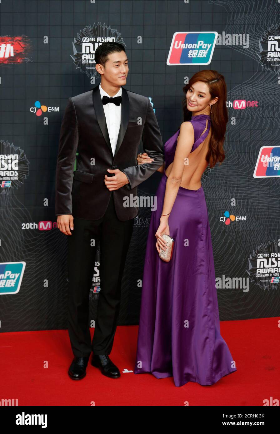 South Korean actors Lee Ki-woo and Stephanie Lee pose on the red carpet  during 2015 Mnet Asian Music Awards (MAMA) in Hong Kong, China, December 2,  2015. REUTERS/Bobby Yip Stock Photo - Alamy