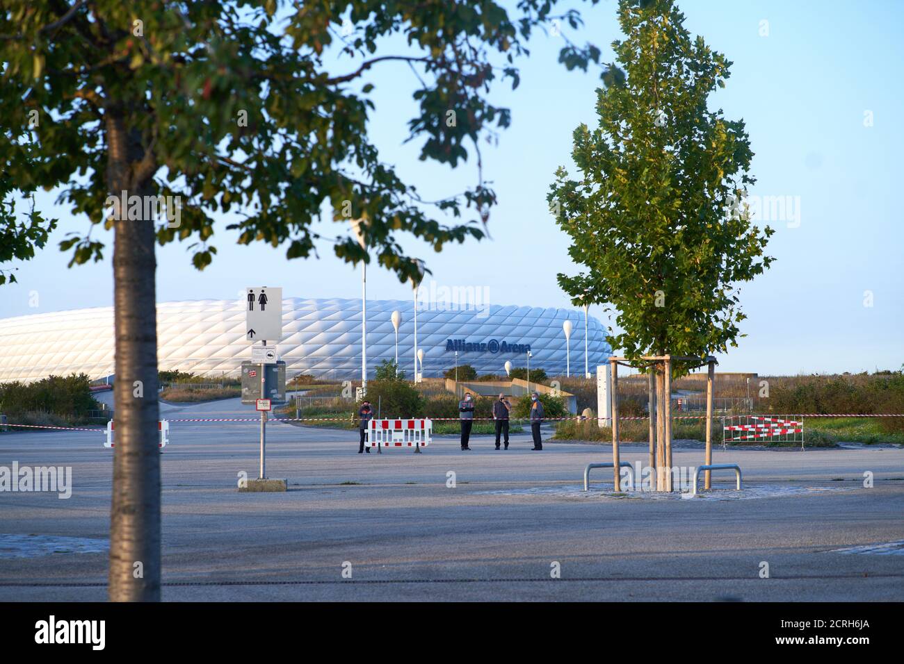 Football Munich - Schalke, Munich Sept 18, 2020. Allianz Arena  FC BAYERN MUENCHEN - FC SCHALKE 04 8-0  - DFL REGULATIONS PROHIBIT ANY USE OF PHOTOGRAPHS as IMAGE SEQUENCES and/or QUASI-VIDEO -  1.German Soccer League , Munich, September 18, 2020.  Season 2020/2021, match day 01, FCB, München, Munich © Peter Schatz / Alamy Live News Stock Photo