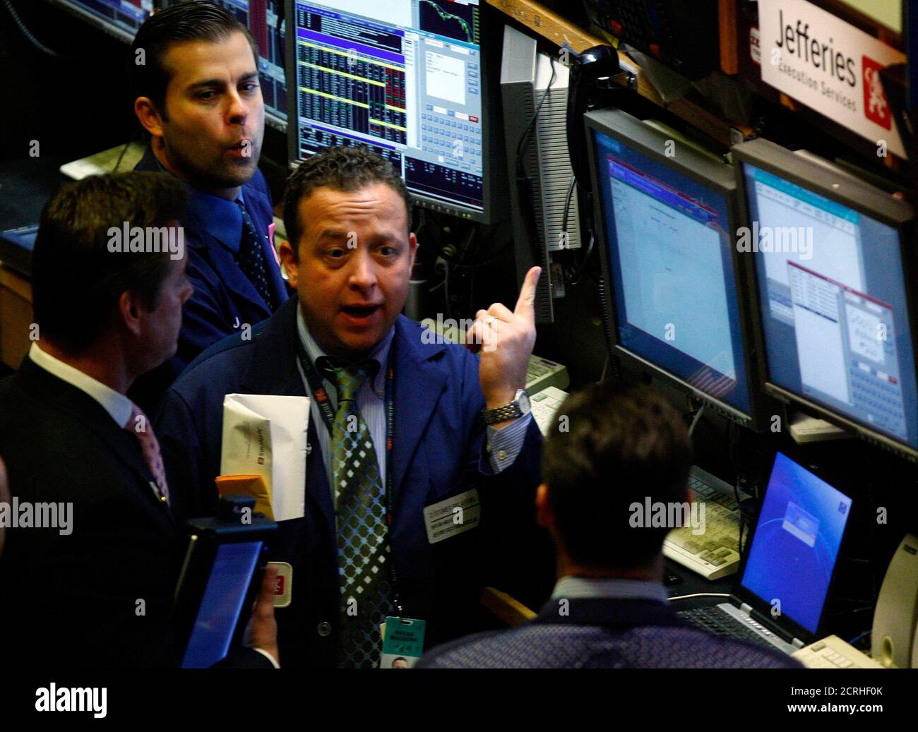 Traders work on the floor of the New York Stock Exchange, October 23, 2008. Wall Street extended gains on Thursday, with the Dow briefly jumping 3 percent, as beaten-down energy shares benefited from a gain in oil prices.     REUTERS/Brendan McDermid (UNITED STATES) Stock Photo